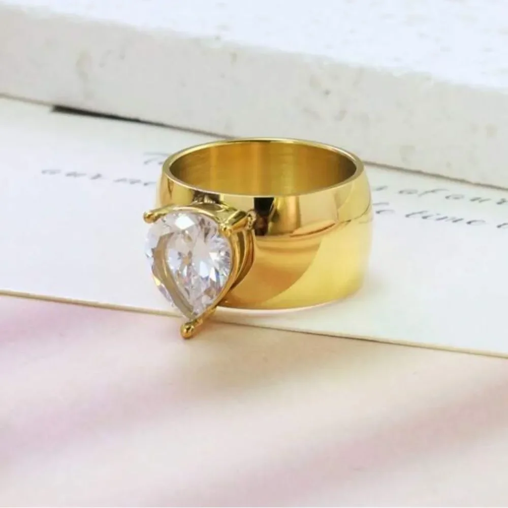 Gold and Teardrop Ring A1509